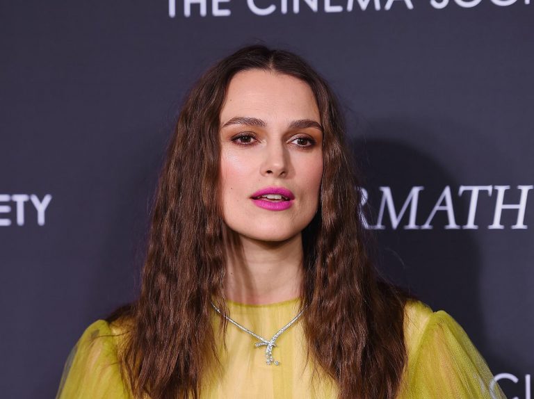 キーラ・ナイトレイ、6週間前に出産していた!「搾乳しまくり」と産後の苦労を語る