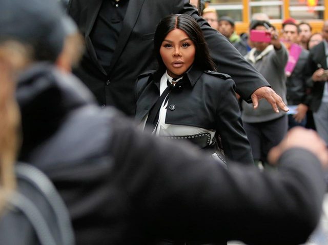 リル・キム、動物愛護団体から路上の真ん中で攻撃される【写真アリ】