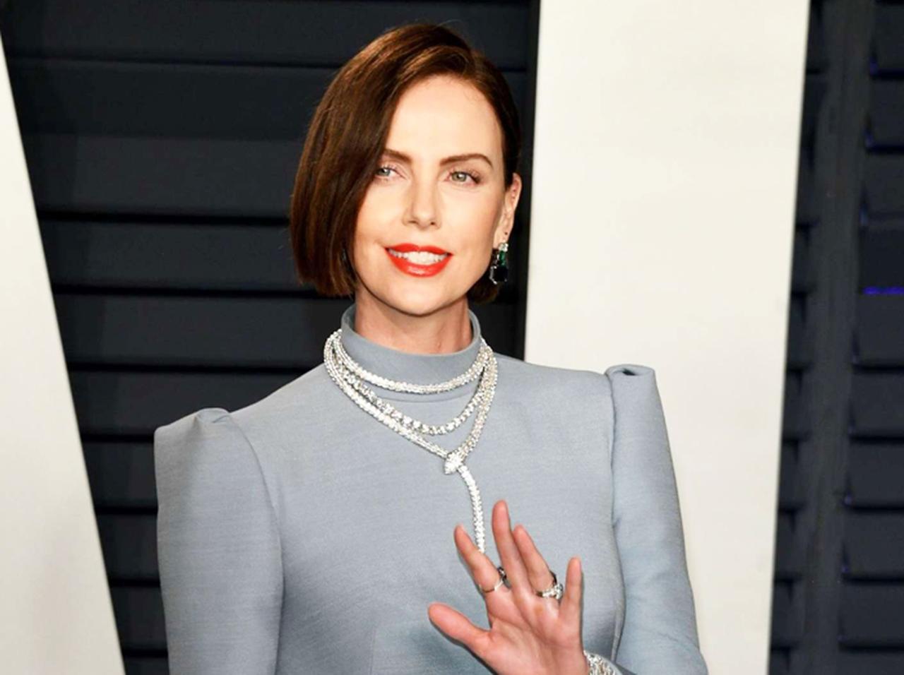 シャーリーズ・セロン、「コスプレ姿」でディズニーランド満喫も実母が痛恨のミス