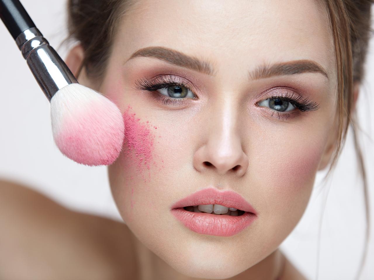 チークをつけすぎた!自然になじませるカンタンお直し法