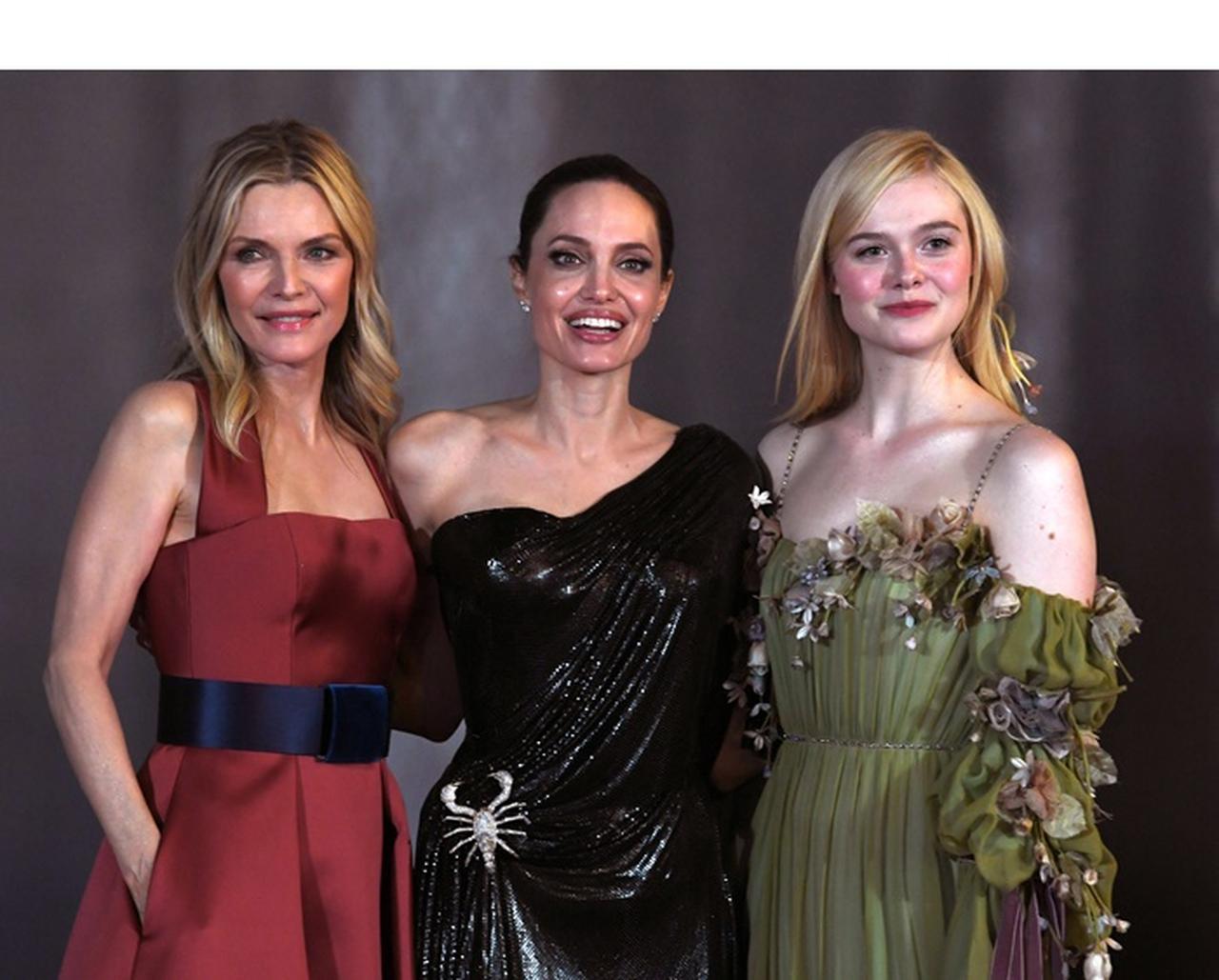 『マレフィセント2』のキャストの仲が良すぎることがわかる1枚