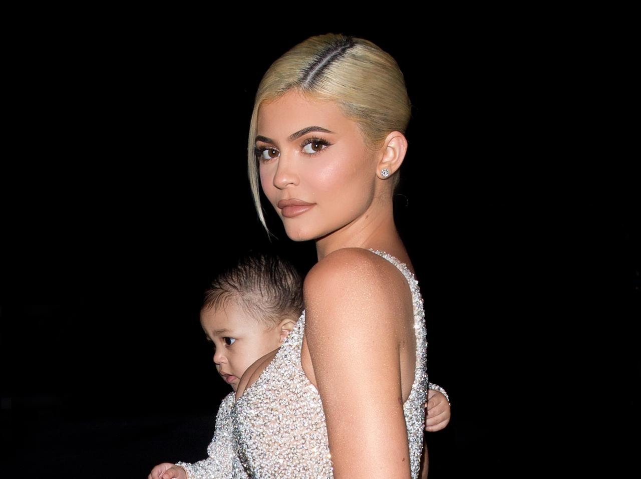 カイリー・ジェンナー娘、1歳で『放送禁止用語』を連呼?育児あるある「言い間違い」に爆笑