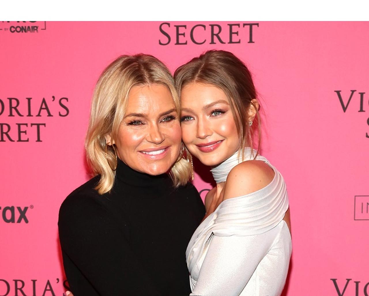 ジジ・ハディッド、母親と全く同じトータルコーデでお出かけ