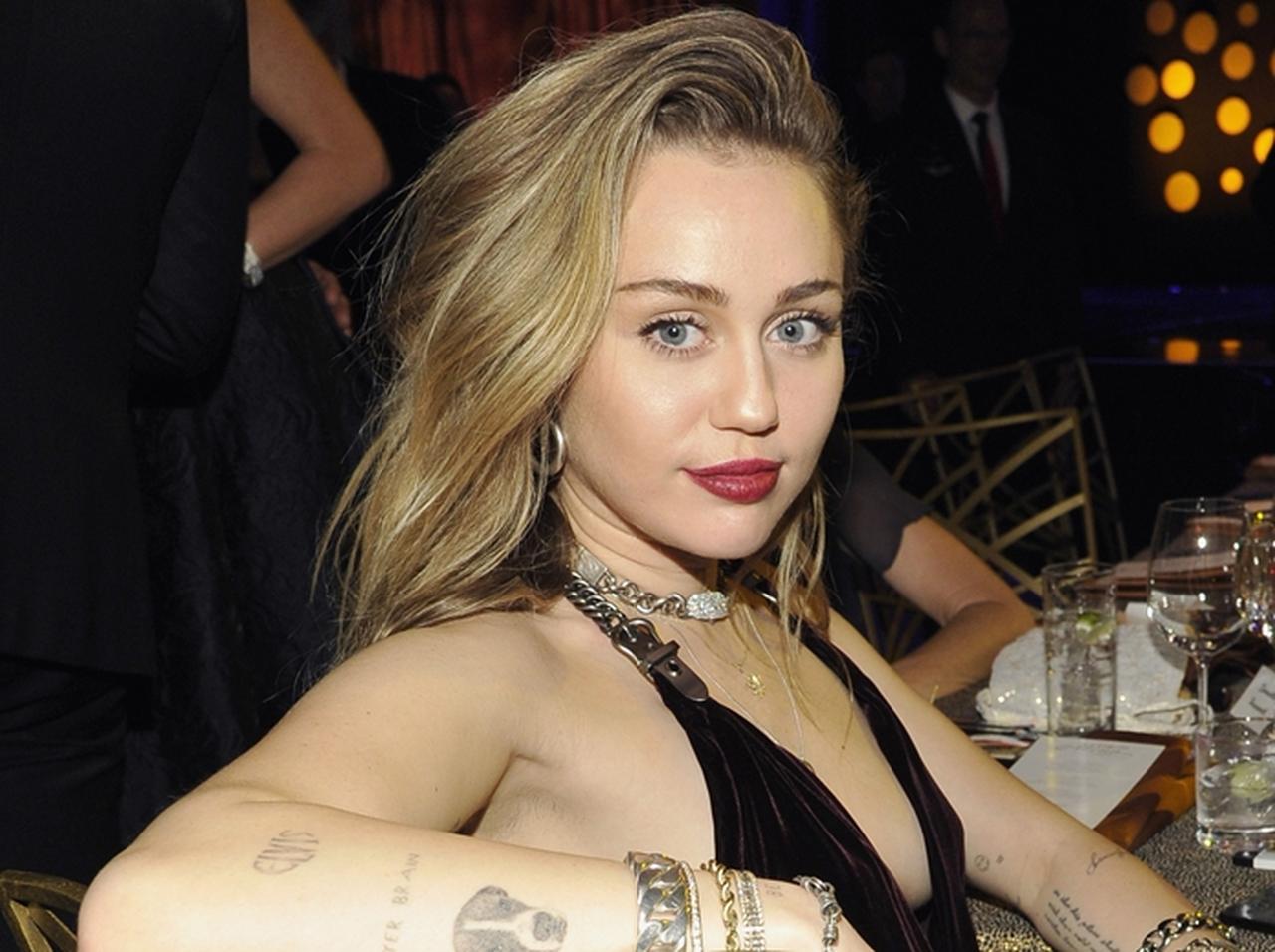 マイリー・サイラスが入院、新恋人コーディー・シンプソンがお見舞いへ