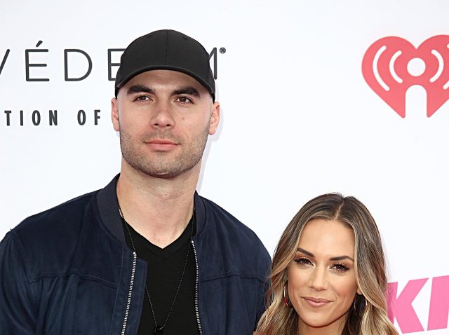 夫の携帯に見知らぬ女性のヌード写真を見つけたシンガー、その後“夫から愛を感じた”ことを告白