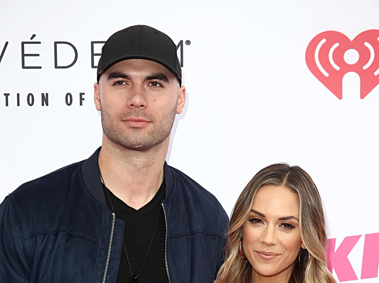 夫の携帯に見知らぬ女性のヌード写真を見つけたシンガー、その後“夫から愛を感じた”ことを告白