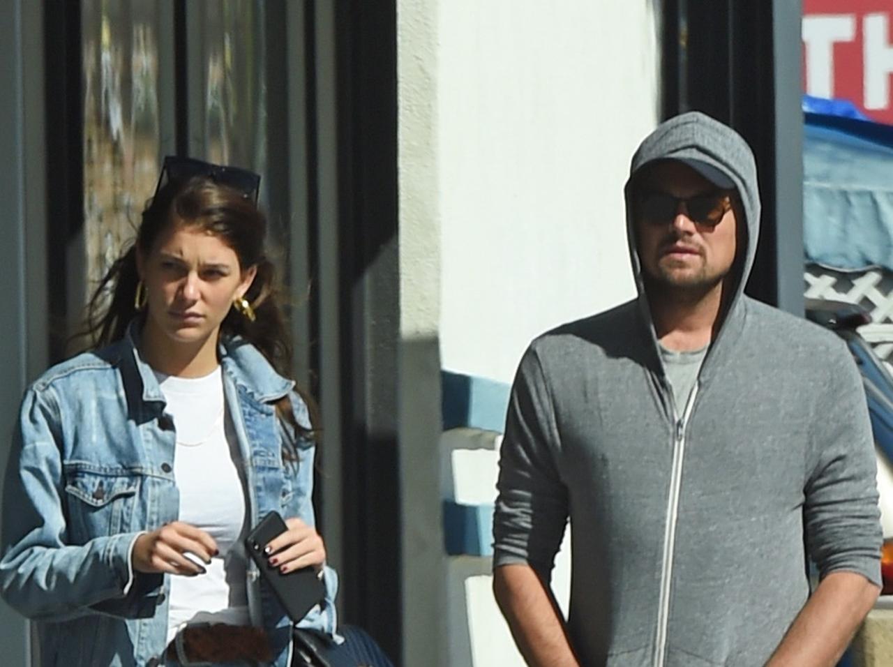 レオナルド・ディカプリオ、23歳年下恋人と激レア!「手繋ぎデート」をキャッチ