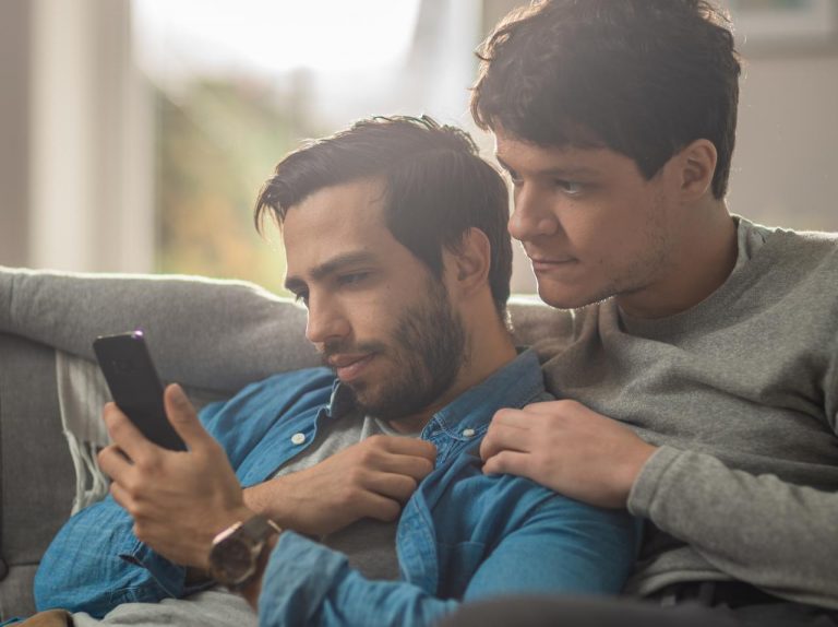 iPhoneのせいで自分は“同性愛者”になったと裁判、「LGBT当事者」の『同性愛嫌悪』とは？