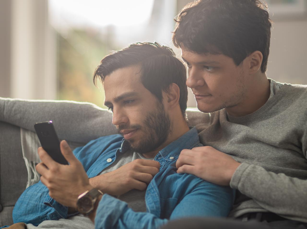 iPhoneのせいで自分は“同性愛者”になったと裁判、「LGBT当事者」の『同性愛嫌悪』とは?