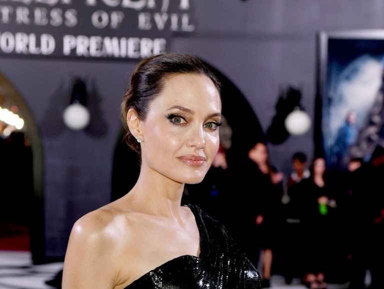 アンジェリーナ・ジョリー、歴史に残るあの「脚だしドレス」を着た理由を語る
