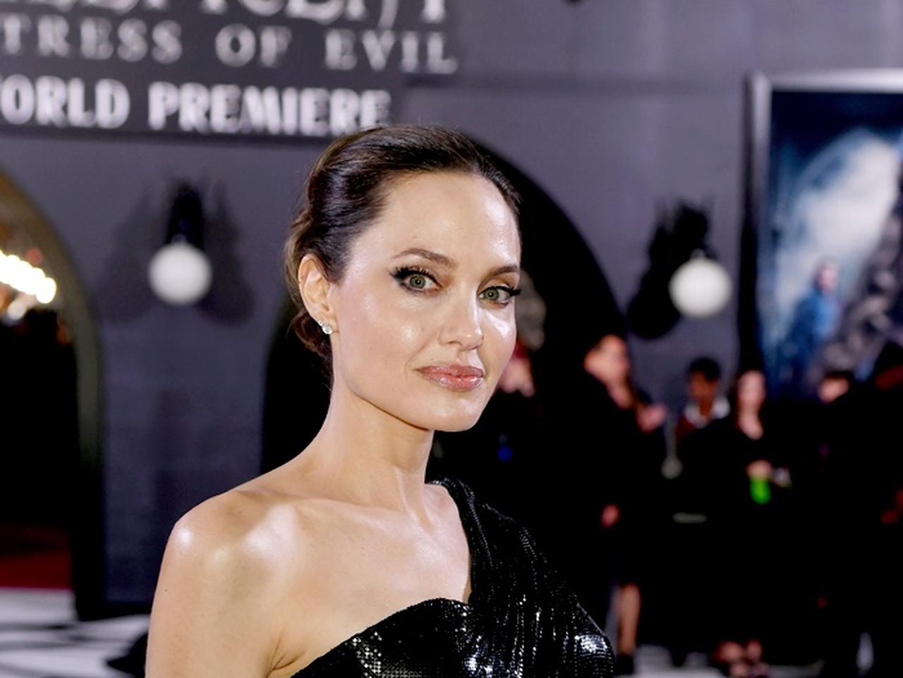 アンジェリーナ・ジョリー、歴史に残るあの「脚だしドレス」を着た理由を語る