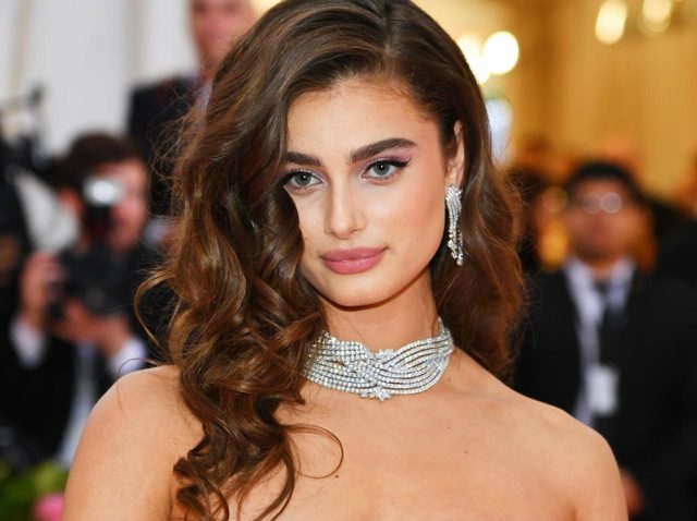 テイラー・ヒルが「くせ毛」の悩みにヘアケアのアドバイス！