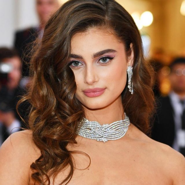 テイラー・ヒルが「くせ毛」の悩みにヘアケアのアドバイス！
