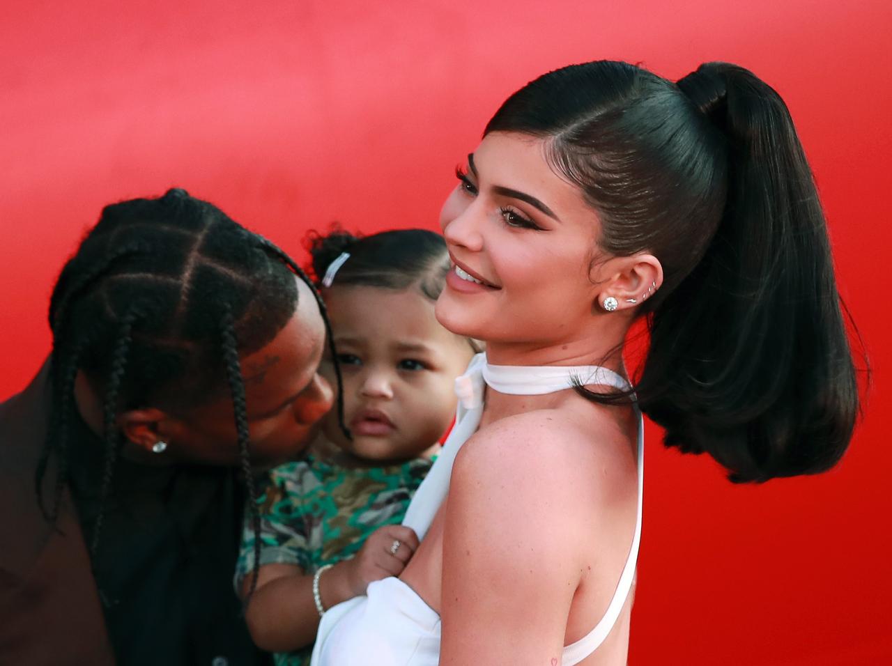 カイリー・ジェンナー、ママでも「10分」で終わる『毎日メイク』動画を公開