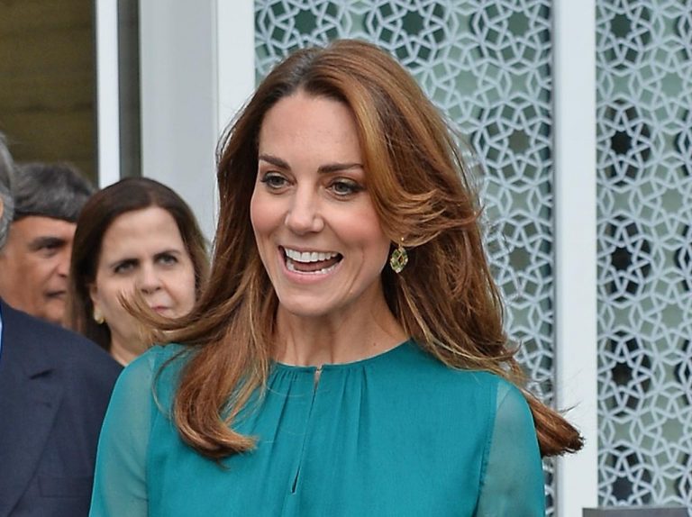 キャサリン妃、「880円」の“オリエンタルなピアス”で敬意を表す