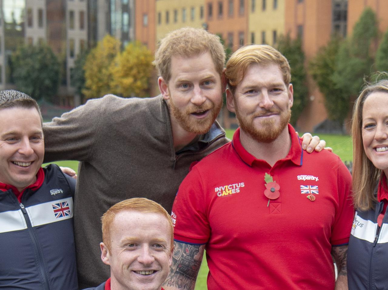 ヘンリー王子と写真を撮ったアスリート、「王子の下のほう」に手が触れてしまいパニックに【動画アリ】