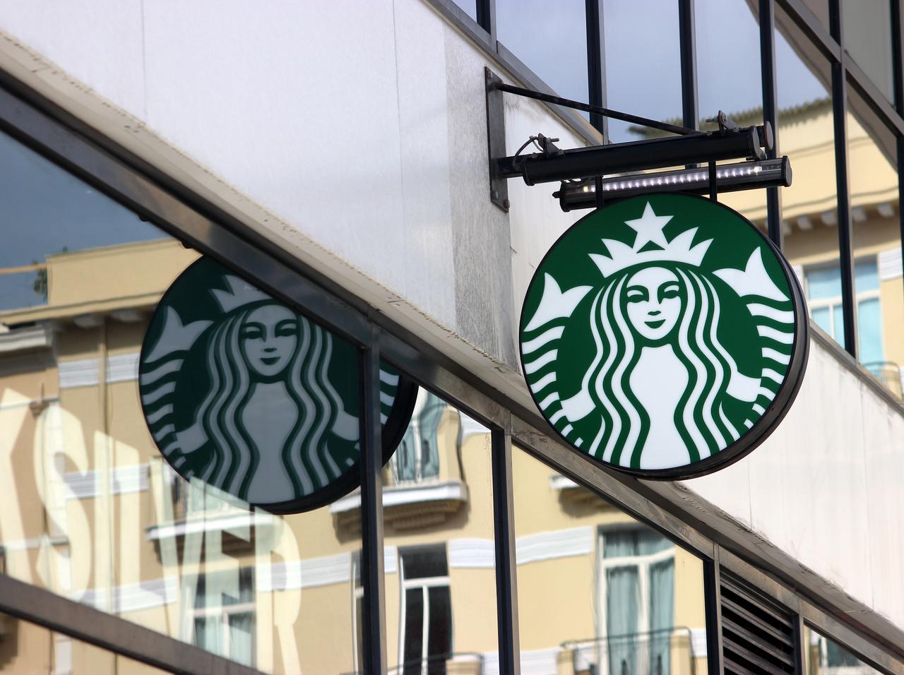 スターバックスの「バリスタ」とマクドナルドの「クルー」が『熱湯』で襲われる