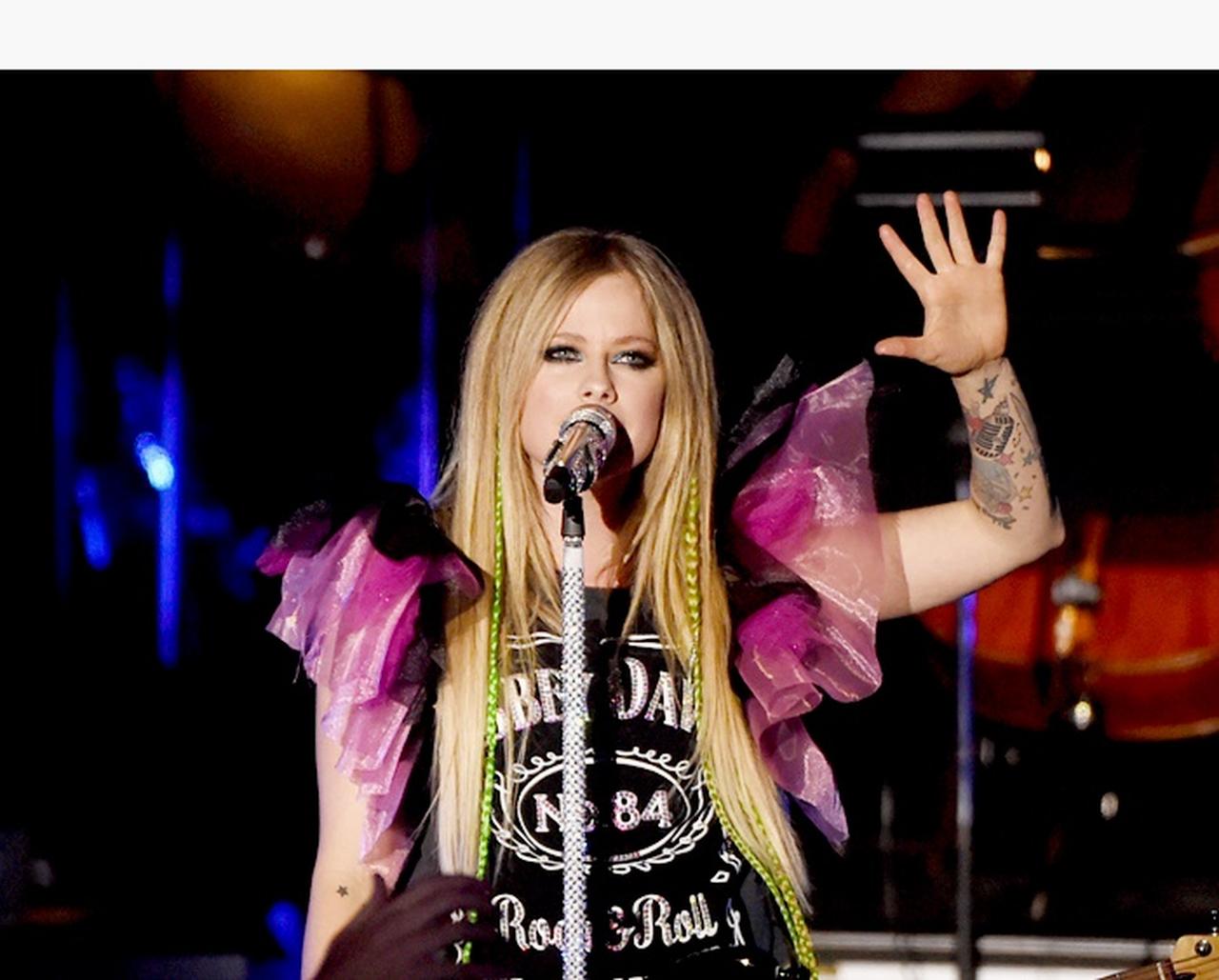 アヴリル・ラヴィーン、地元での公演で新たな家族が出来たことを紹介