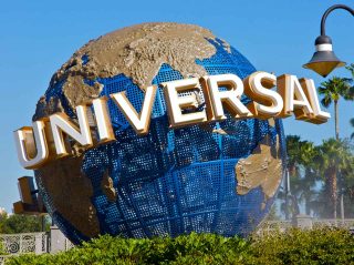 ユニバの人気キャラが少女の背後で「不適切なジェスチャー」をして大問題に