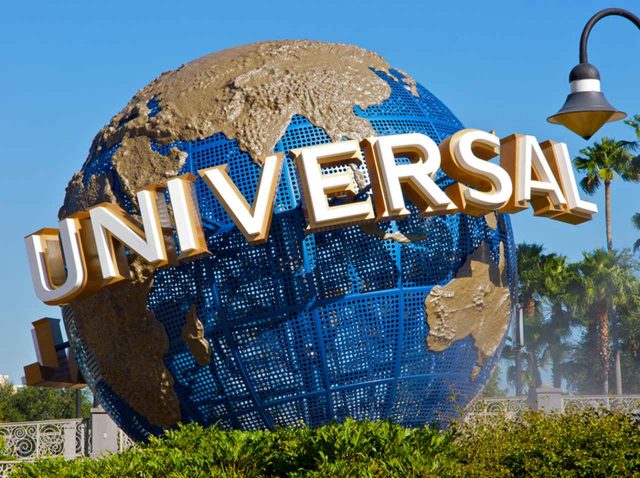 ユニバの人気キャラが少女の背後で「不適切なジェスチャー」をして大問題に