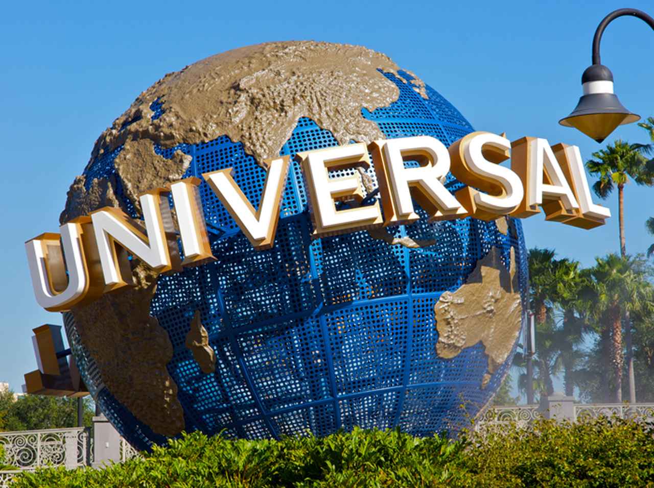 ユニバの人気キャラが少女の背後で「不適切なジェスチャー」をして大問題に