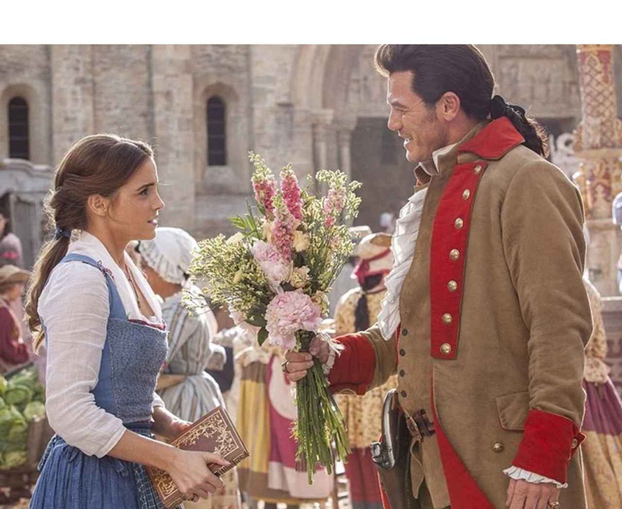 エマ・ワトソンがハジける秘蔵写真を『美女と野獣』共演者が公開