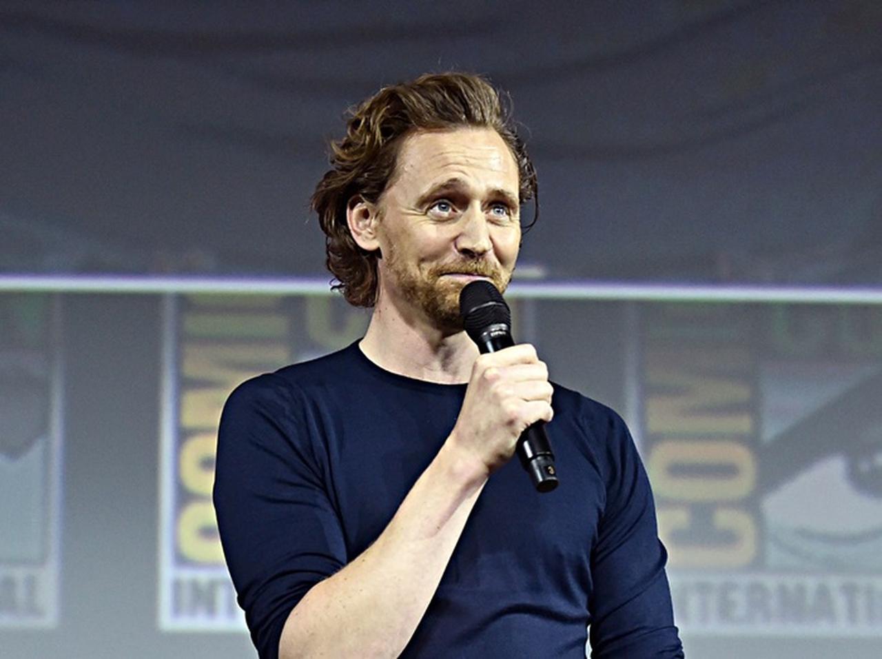 トム・ヒドルストン、ファンのために「仮装」すると報告