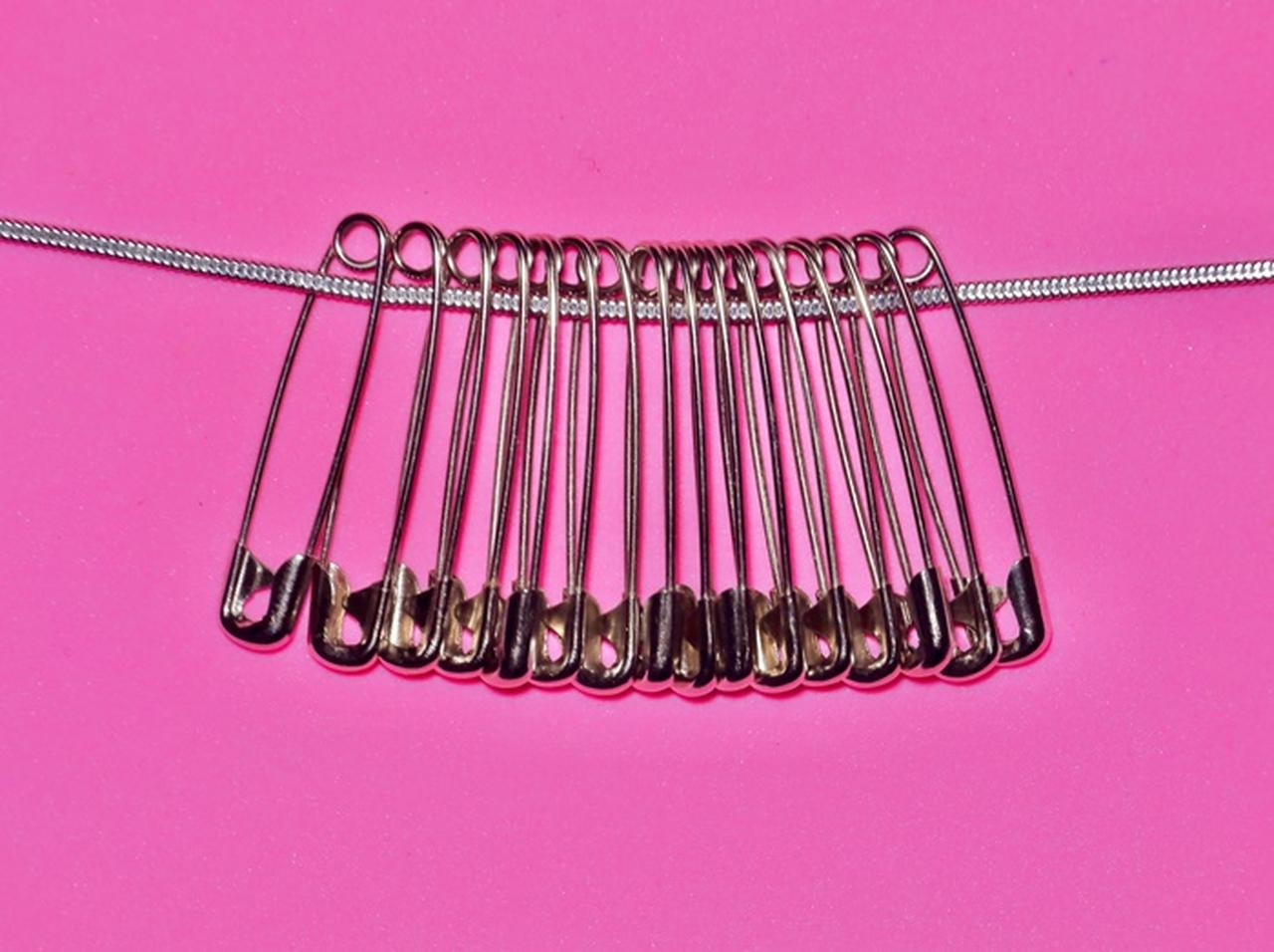 バレンシアガ、「普通の安全ピン」を高額で売る