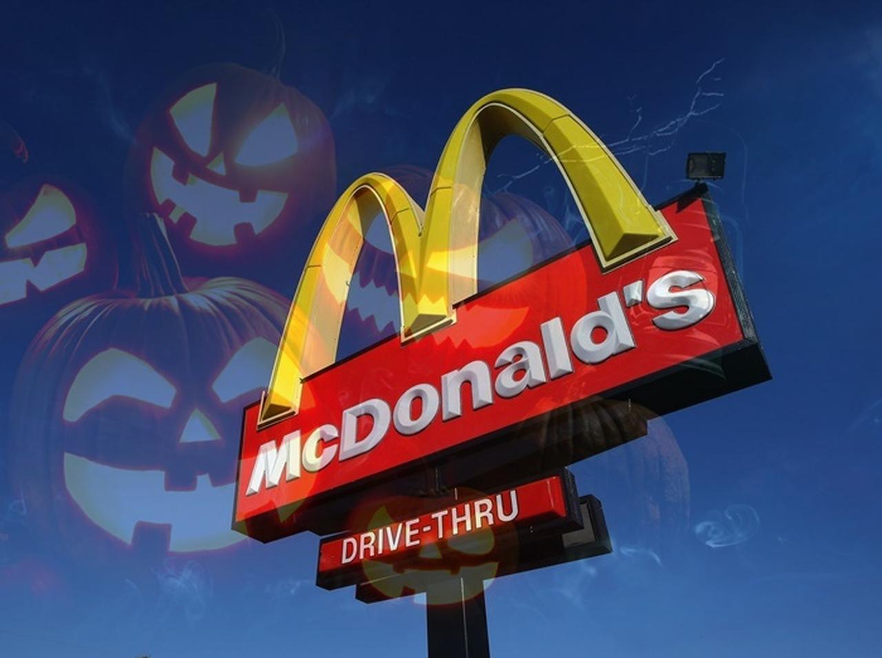 マクドナルド、店内デコレーションが「差別的」だと批判殺到