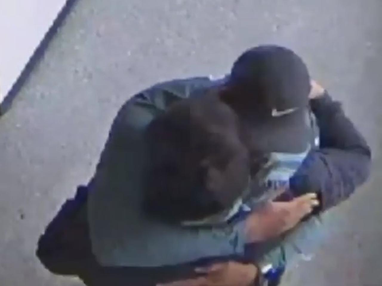 銃を持って高校に乗り込んだ学生を「抱きしめ続けた」教師、犯人は涙を流した