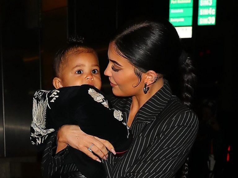 激レア！カイリー・ジェンナーが妊娠でお腹が大きかった時の写真を公開、女性に向けたメッセージも