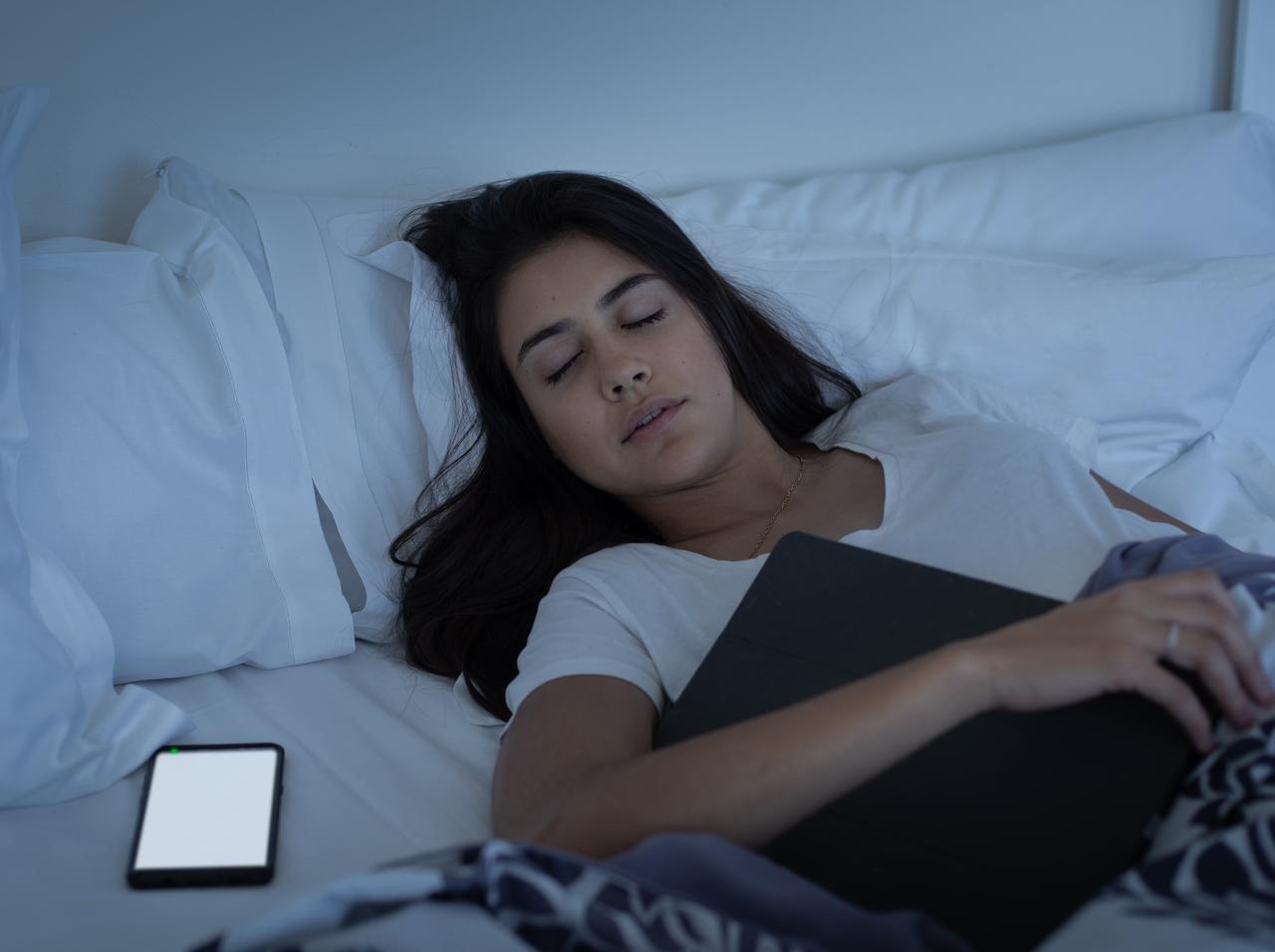 寝ていた中学生「スマホ」が原因で死亡、多くの現代人の『習慣』でもある危険な行動とは