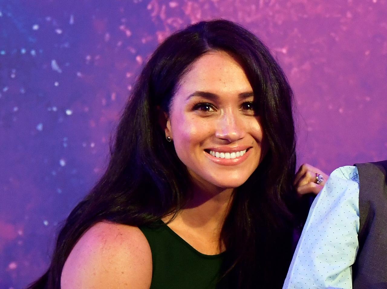 英国王室メーガン妃、「ヨーロッパ貴族の挨拶」を拒否して『アメリカ流の挨拶』