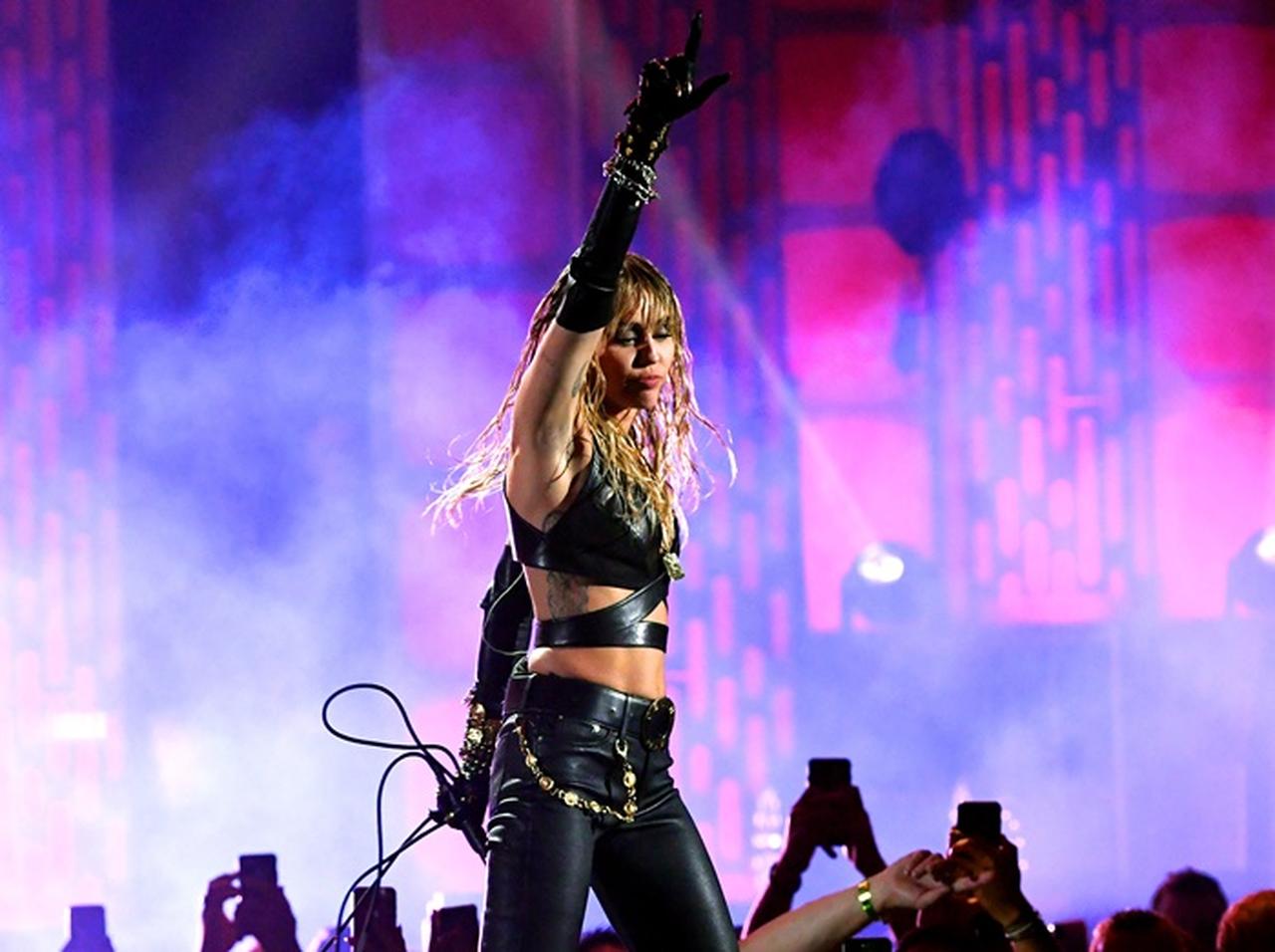 マイリー・サイラス、性別でとらえ方が変わる「恋愛観」に疑問