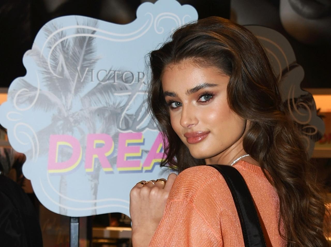 テイラー・ヒル、「黒髪おかっぱ頭」でロックに決める