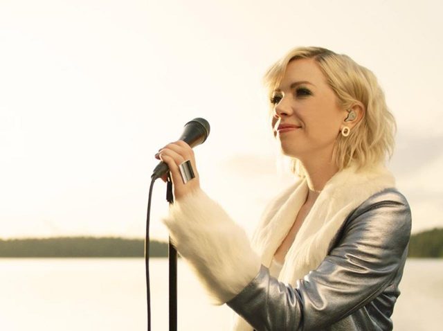 カーリー・レイ・ジェプセンがフィンランドでキャンプ！新しいレコーディング風景が公開