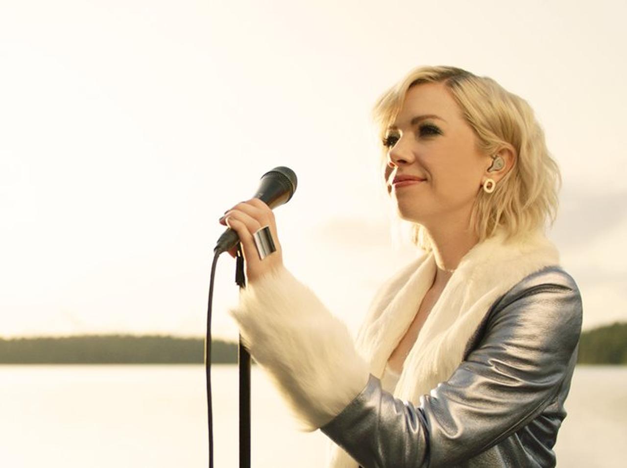 カーリー・レイ・ジェプセンがフィンランドでキャンプ！新しいレコーディング風景が公開