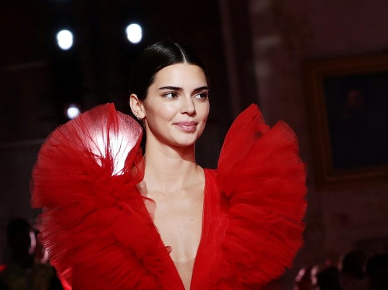 ケンダル・ジェンナー、ディズニー・チャンネル女優と「お揃いのドレス」でランウェイへ