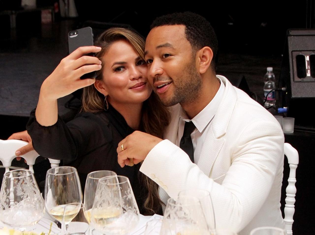 ジョン・レジェンド、落ち込んだ妻のために出張先で取った行動が「夫の鏡」すぎる