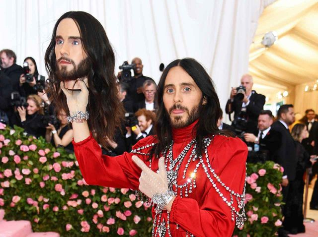 ジャレッド・レト、METガラで話題をさらった「生首」が行方不明に