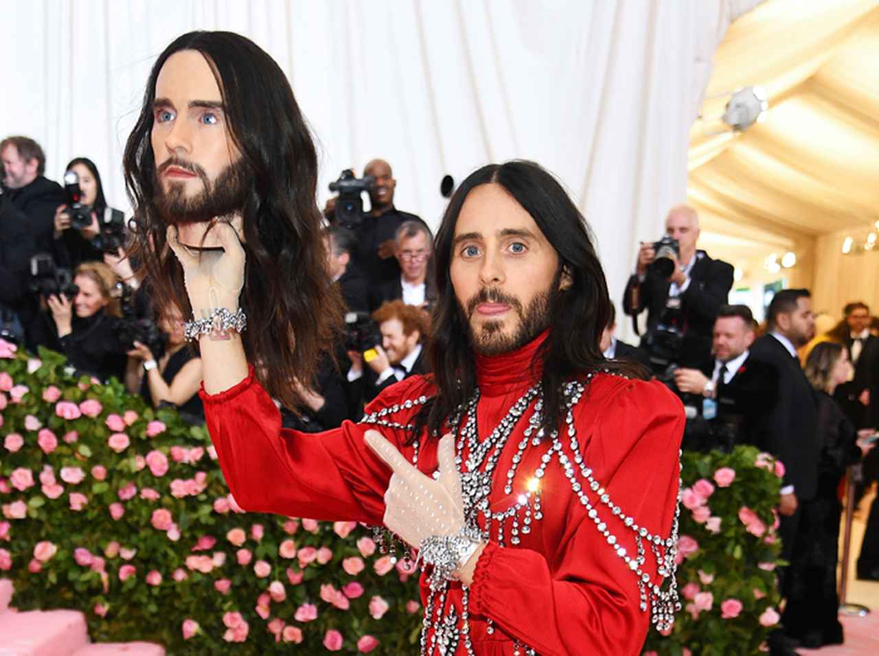 ジャレッド・レト、METガラで話題をさらった「生首」が行方不明に