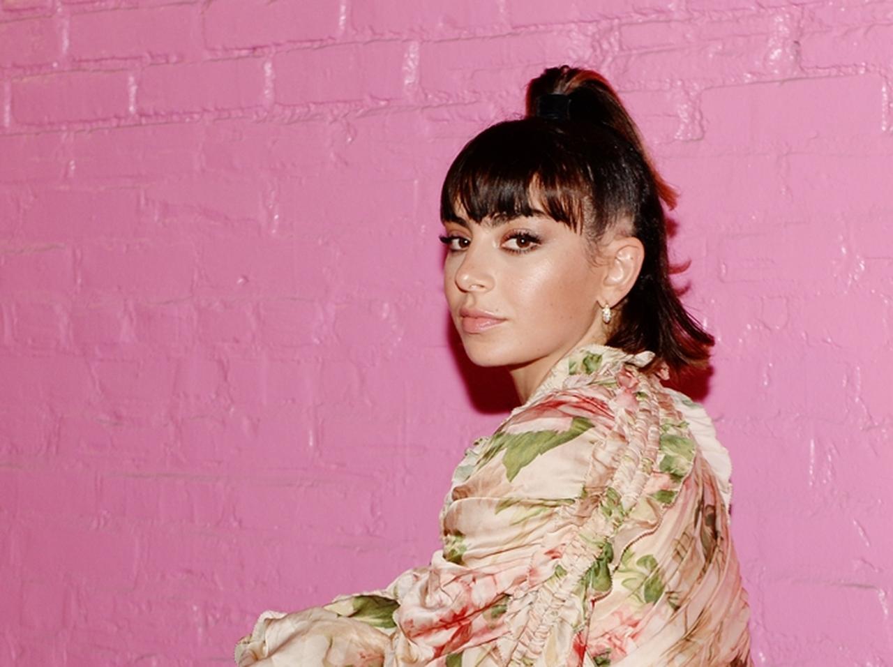 英人気シンガー、コンサート中に「タンポン」の紐が飛び出すもその対応が清々しい