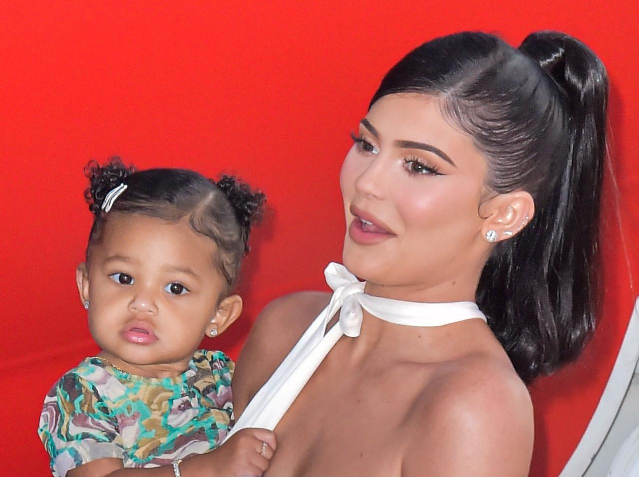 カイリー・ジェンナーのストーカーに接近禁止命令、玄関前に男が立ち…