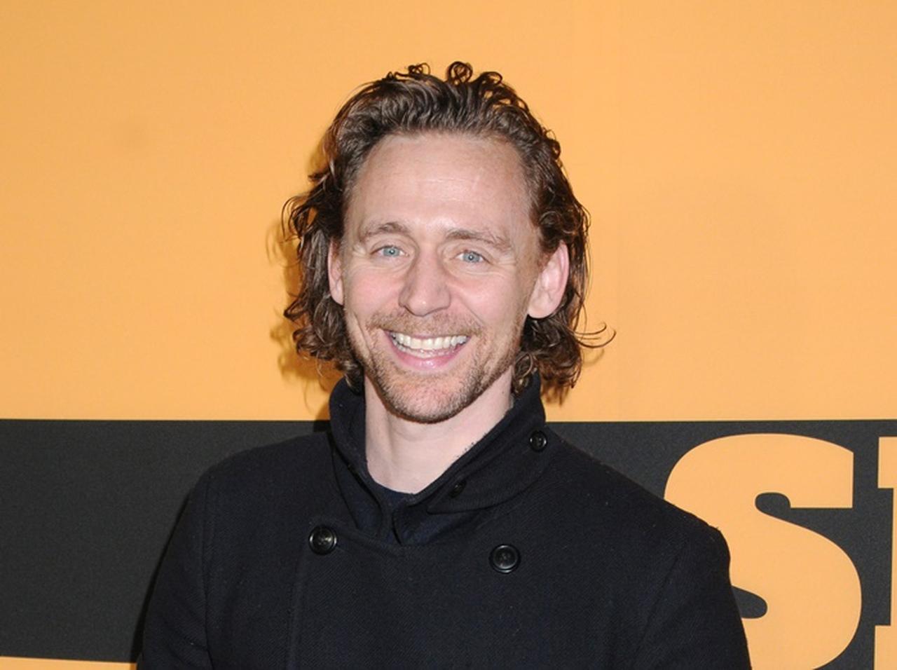 トム・ヒドルストン、『アベンジャーズ』の“因縁の相手”と再会【写真アリ】