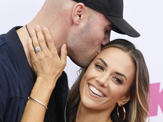 米シンガー、夫のスマホに『見知らぬ女性のヌード写真』を見つけた時の「行動」に驚き