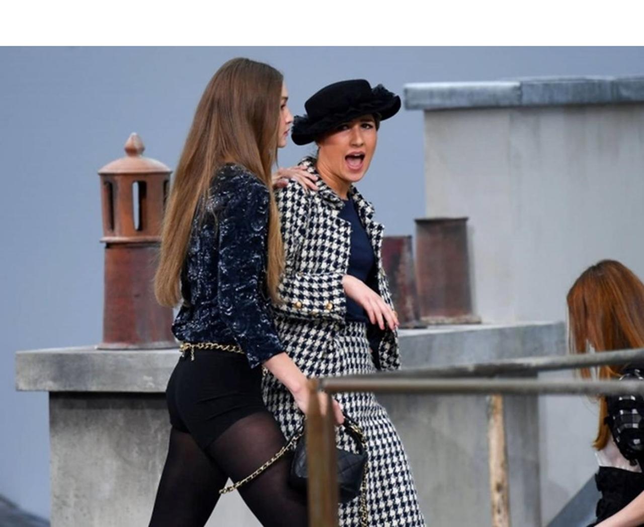 シャネルのショーの乱入者、反省ゼロの言い訳にあ然