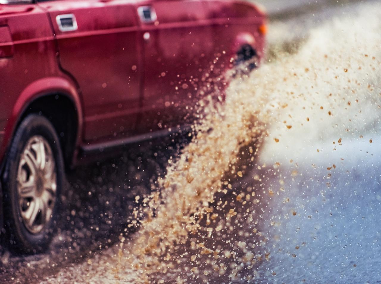 水たまりを猛スピードで通過して歩行者に水しぶきをぶっかける、迷惑運転手に罰金刑