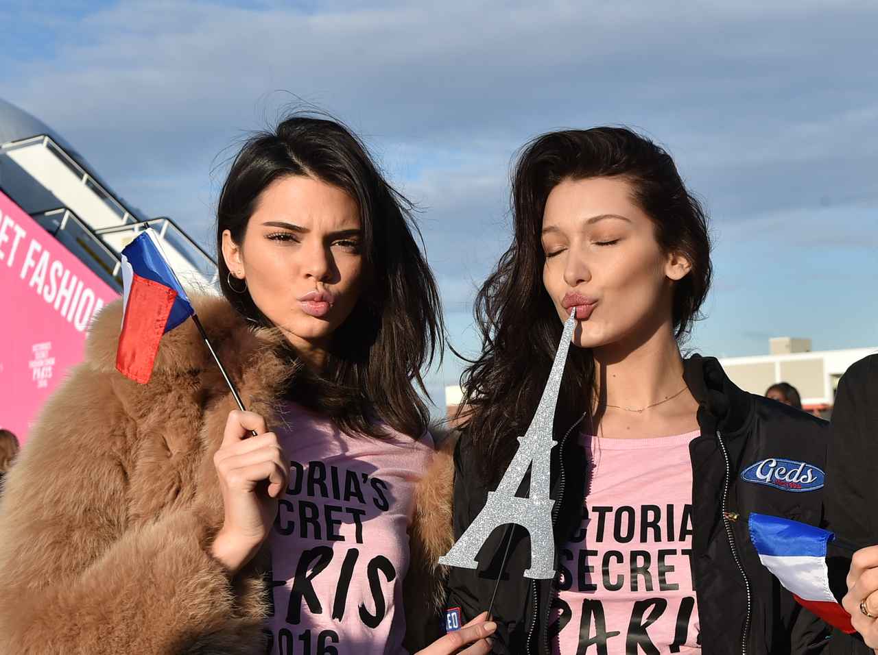 ケンダル・ジェンナー、親友ベラ・ハディッドに「馬乗り」で『キス』姿がイケメンすぎ