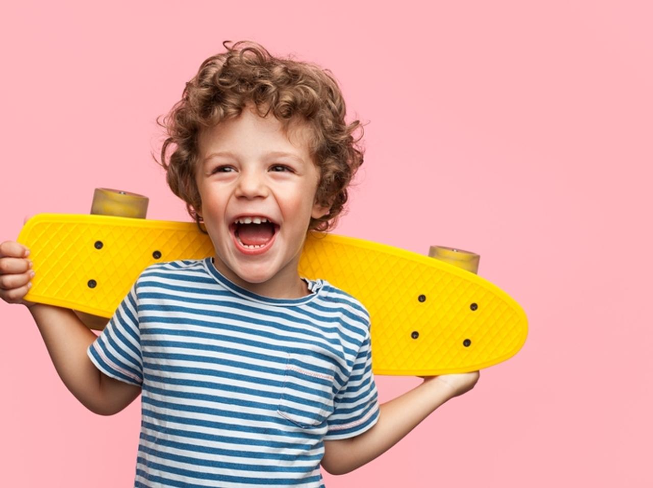 「ママ、遊ぼうよ」、小さな子供が『生放送』のニュース番組に乱入