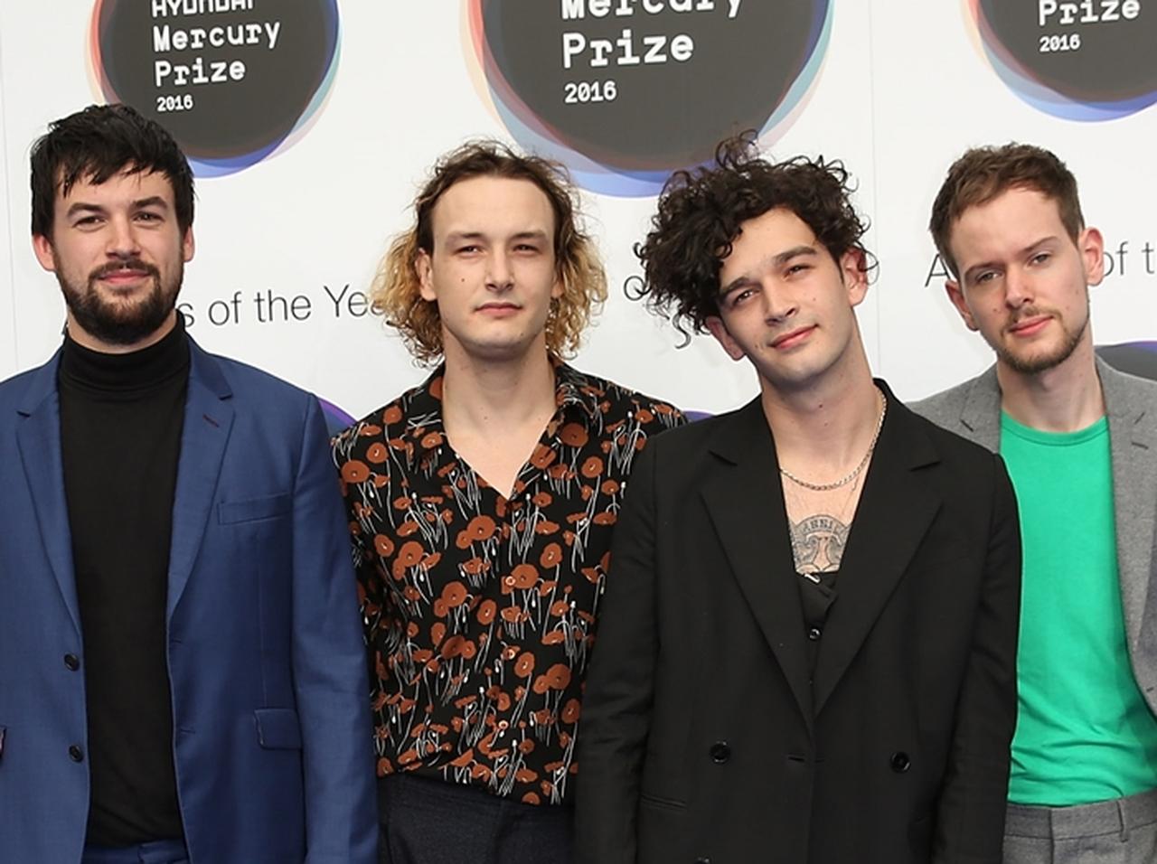 The 1975、新曲で『憂鬱な気分』を「美しいメロディ」にのせる